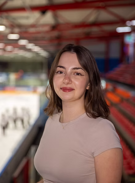 Junge Frau mit langen braunen Haaren
